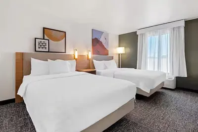 Image de Relax w/ Local Dining and Shopping in a Comfortable + Fully Equipped Guest Room
