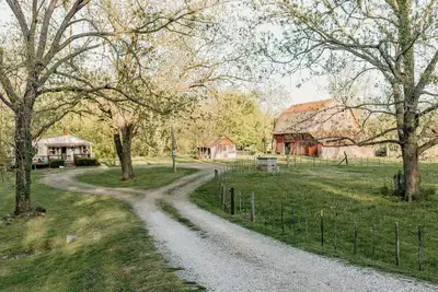 Image de 2-bedroom farmhouse in quaint Carthage with beautiful creekside access