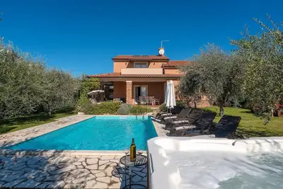 Image de Charmante villa avec vue sur la mer, jacuzzi, lit bébé, barbecue