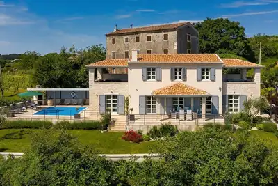 Image de Impressionnante villa au bord de la Parenzana avec piscine privée, lit bébé et vue magnifique
