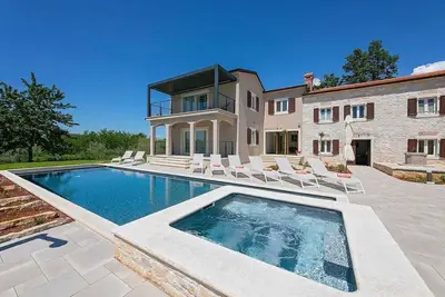 Image de Villa de rêve avec sauna, jacuzzi, piscine privée, lit bébé, billard, barbecue