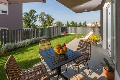 Image de Appartement de luxe avec moustiquaires, bon restaurant au coin de la rue, WiFi, chaises longues