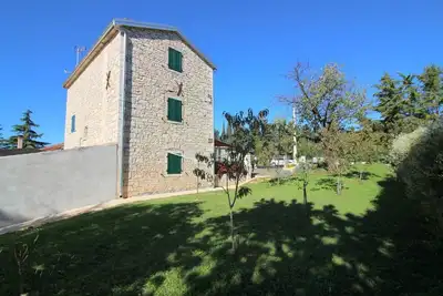 Image de Authentique maison en pierre avec jardin, barbecue, aire de jeux, trampoline