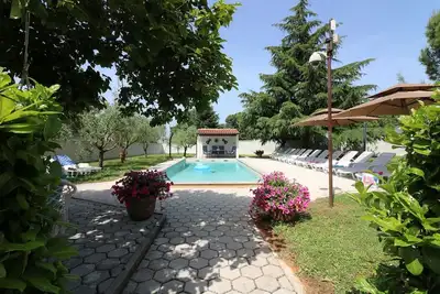 Image de Appartement confortable avec piscine, espace barbecue, aire de jeux pour enfants, lit bébé, parking, climatisation