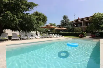 Image de Appartement spécial avec piscine, lit bébé, jardin, barbecue, aire de jeux pour enfants, parking