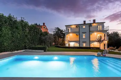 Image de Villa acceptant les chiens avec piscine privée, vue panoramique sur la mer, cuisine extérieure, lit bébé