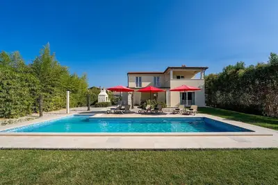 Image de Villa de rêve avec vue sur la mer, piscine privée, lit bébé, espace barbecue, lave-linge