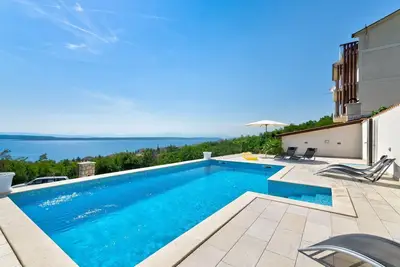 Image de Magnifique appartement à seulement 600 mètres de la plage de sable avec salle de sport, vue sur la mer, piscine