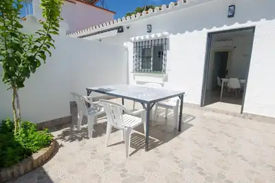 Image de Bungalow de plage à Estepona avec patio privé et climatisation