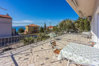 Image de Appartement rustique à seulement 200 mètres de la plage avec vue sur la mer, parking privé