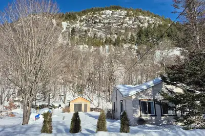 Image de Charmant chalet sur un vaste terrain au pied d'une falaise!