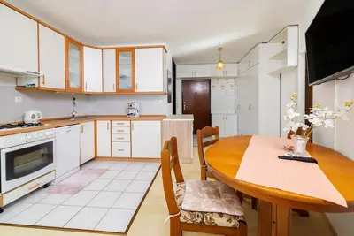 Image de Appartement tranquille à seulement 500 mètres de la plage avec vue sur la mer et lave-linge