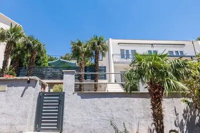 Image de Appartement acceptant les chiens à seulement 500 mètres de la plage avec vue sur la mer, jardin, barbecue