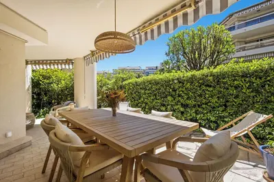 Image de Appartement rénové avec une grande terrasse proche des plages de Juan-les-Pins