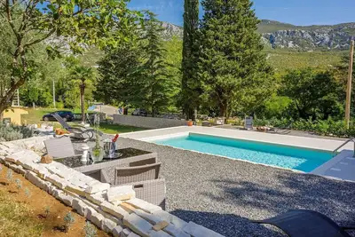 Image de Charmant appartement avec jardin méditerranéen, piscine, chaise haute, lit bébé, barbecue