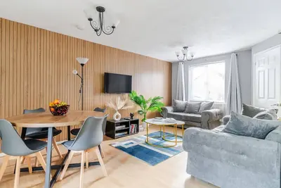 Image de Spacious 3-Bedroom Home with Fast Wi-Fi Near M4, M5 & M32