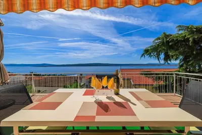 Image de Charmant appartement à seulement 260 mètres de la plage avec une terrasse de rêve et vue sur la mer