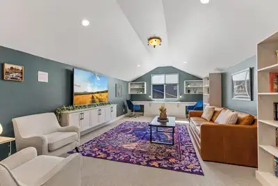 Image de Golden Warbler Inn - 4br + Library - Hot Tub, Firepit, Ev