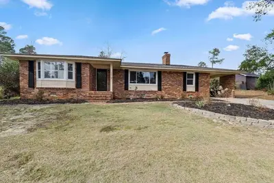 Image de Gorgeous 3bd/2ba Brick Ranch Near National