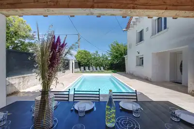 Image de L'Oustal Occitan: Évasion Familiale Idyllique avec Piscine Privée