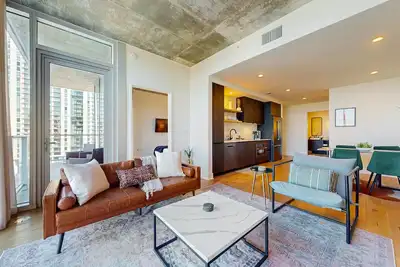 Image de Modern and cozy condo with balcony and water view, rooftop pool, gym, firepit
