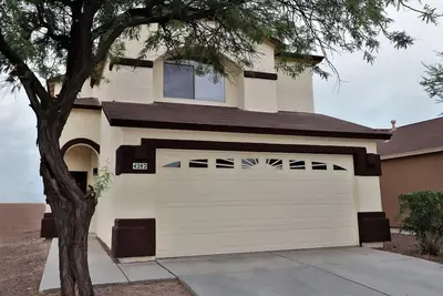 Image de 3-bedroom house in pleasant Tucson with cool Ac and space to relax