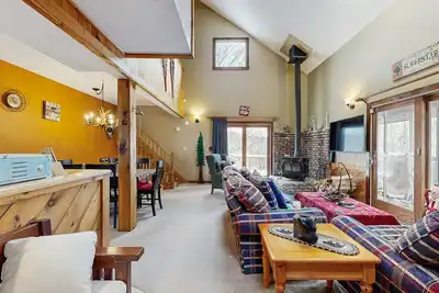 Image de Dog-friendly chalet, mountain views, balcony, gameroom, woodstove, resort nearby
