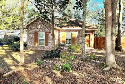 Image de Gorgeous and Modern 3 Bedroom Home - Easy Walk to Downtown Silverhill Dining