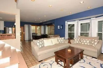 Image de Large Victorian in Perfect Location!