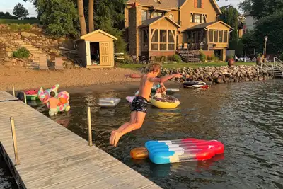 Image de Unplug in Style at This Premier Minnesota Lakefront Haven
