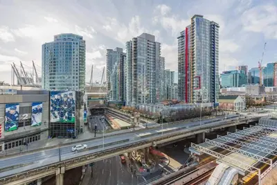 Image de Heart of Downtown Vancouver Condo with Parking, Pool & Gym