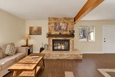 Image de Experience the serene 2596-Pine Woods Retreat in Sugarloaf, with forest views!
