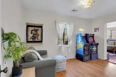 Image de Spanish Bungalow Near Downtown- U of A