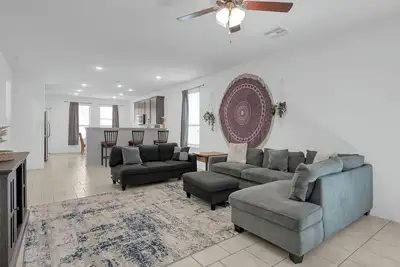 Image de Spacious Stay • Foosball Loft • Sleeps 10