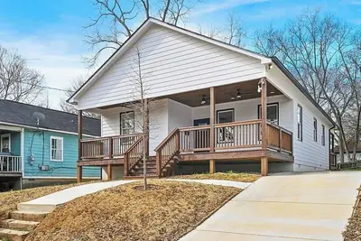 Image de Luxury 3br2bath bungalow, stunning Master suite, thoughtful amenities, Location!