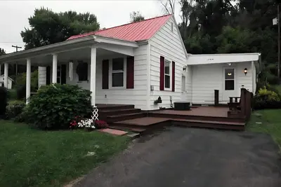 Image de Newly renovated 3-bedroom house right across the road from the Ohio River