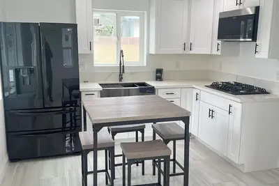 Image de Cozy home near attractions, beaches, malls & major freeways 605, 91 and 105.