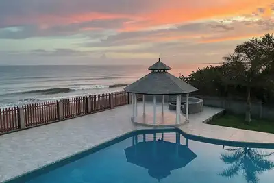 Image de Elegant, Private 2 Bedroom Beachfront Villa with Pool and Mountain Views