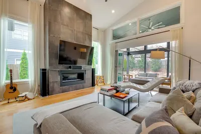 Image de Game Room + Bar: Luxe Atl Escape Near Int’l Soccer