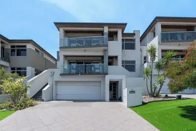 Image de Attention Beach Goers. \n\nLIVE Across Scsrborough Beach And Enjoy The Sunset