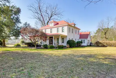 Image de 4, 000-Sq-Ft Seneca Gem w/ Hot Tub: Family Friendly