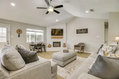 Image de 14 Mi to Nrg Stadium! Comfortable 3br, 2ba Home