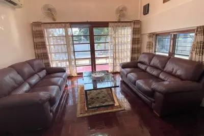 Image de Belle maison de plain-pied de 2 étages récemment rénovée