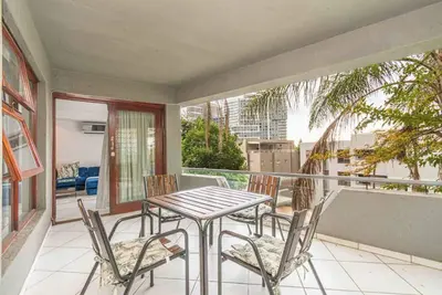 Centre moderne de Sandton City avec balcon