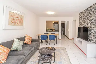 Image de Appartement de 3 chambres avec balcon à Sandton City