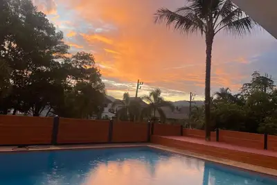 Image de Suite B Khaolak Loft avec 2 lits king size et 1 salle de bain à l'hôtel Kokotel Montana