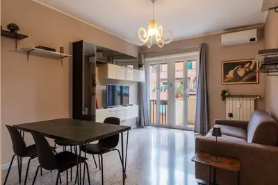 Image de A comfortable and welcoming 70 square meters apartment, perfect for four people, located on the fourth floor of a renovated building with an elevator (Not accessible to disabled guests). The property is strategically located in the San Lorenzo neighborhoo