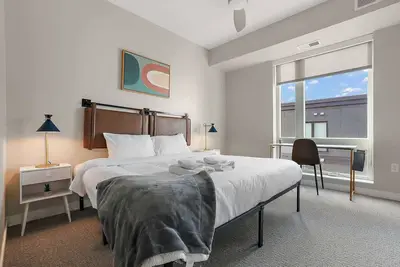 Image de Two CozySuites in Marquee with pool & gym | 3 Beds