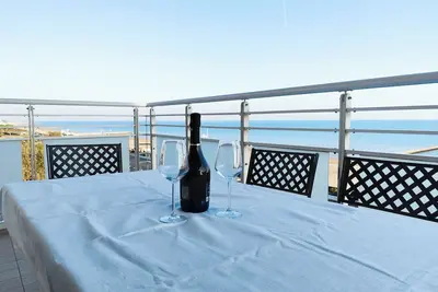 Image de Spacieux appartement avec balcon en bord de mer