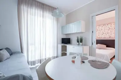Image de Studio moderne avec accès à la piscine